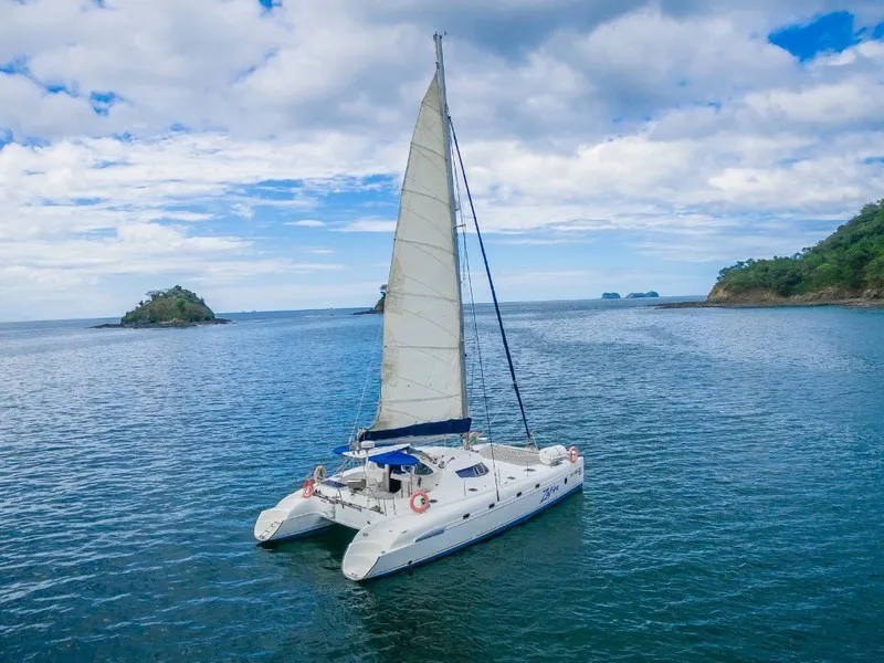 Pura Vida Catamaran Coco Beach