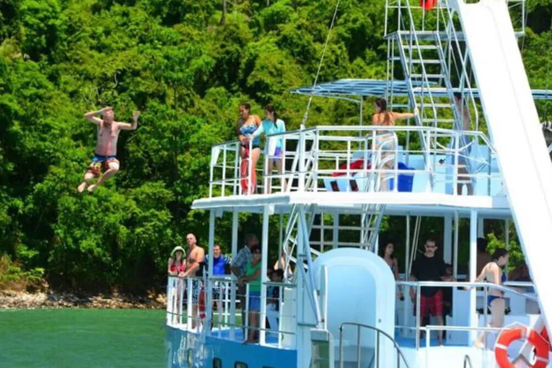 Tom Cat Catamaran Manuel Antonio